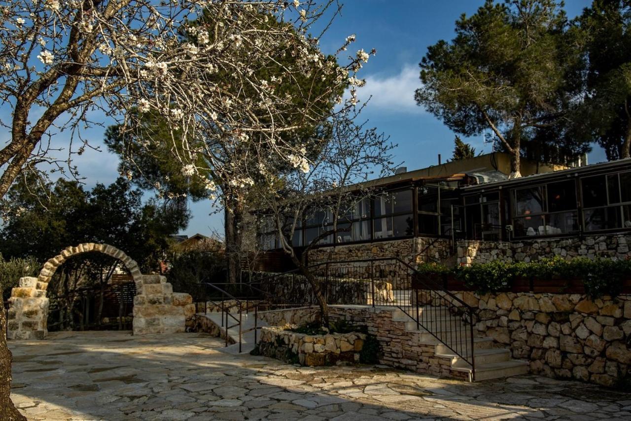 Logos Hotel In Yad Hashmona Εξωτερικό φωτογραφία